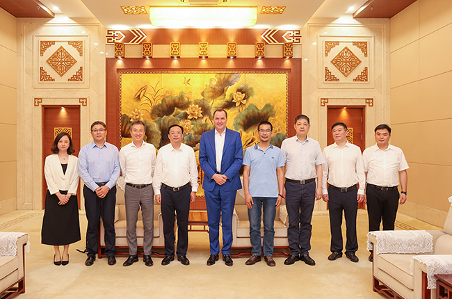 靖江市委書記張長平會(huì)見Philip